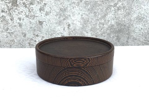 Small round lid box
Dark oak
* 150 DKK