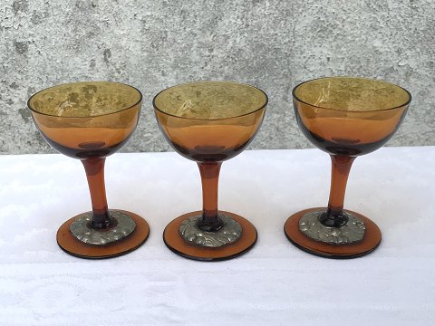 Liqueur bowl
Amber colored
With tin mounting
* 75 DKK