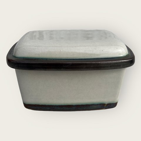 Bing & Gröndahl
Stoneware
Theme
Butter box
#582
*DKK 175
