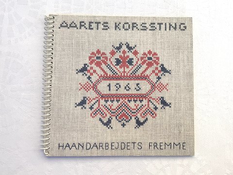 Håndarbejdets fremmeÅrets korssting1965*175kr