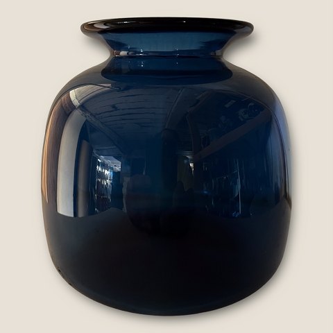 Blue glass vase
*DKK 300