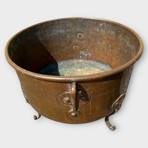 Copper pot on 3 legs
*DKK 875