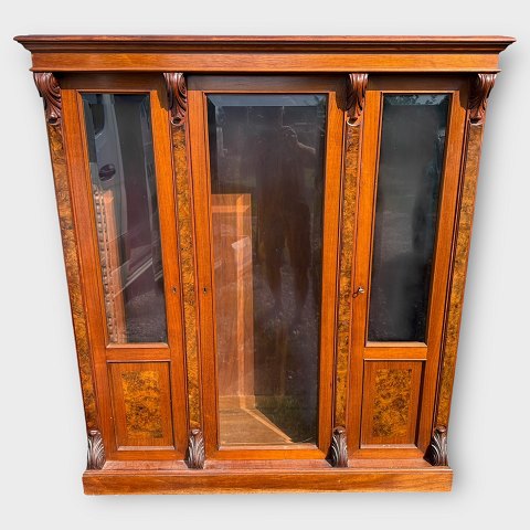 Vitrineskab
Facetslebne glas i lågerne
3900kr