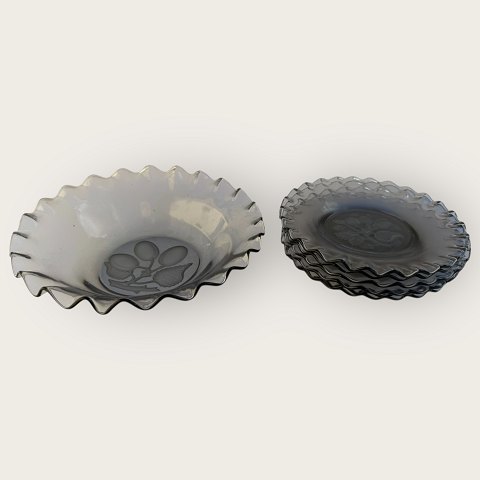 Glasschale und 6 Teller mit Blumenmotiv
*375 DKK insgesamt