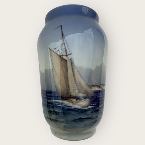 Royal Copenhagen
Large Vase
#2842/3604
*DKK 400