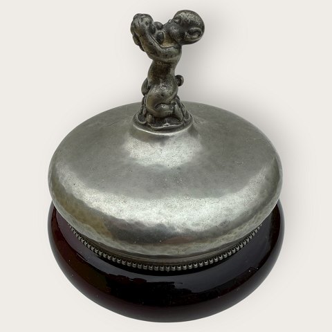 Einar Dragsted
Rød glasskål
med tinlåg og figuren Bacchus
975kr