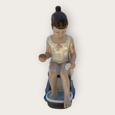 Lyngby porcelænPige i fodbad*750kr