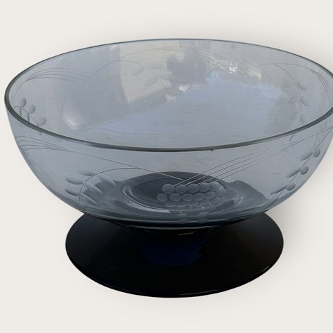 Glass bowl with grape cuts*DKK 225