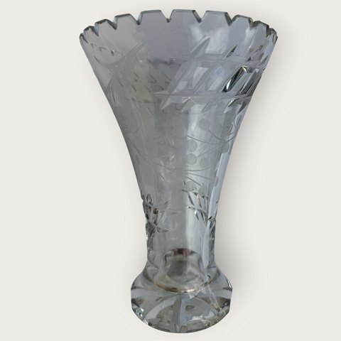 Large glass vasewith cut detailing*DKK 325