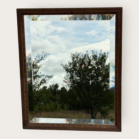 Small beveled mirrorin a wooden frame*DKK 450
