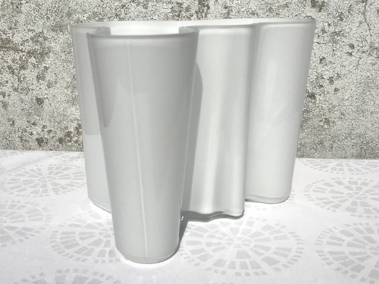 Olga - Antik & Design - Iittala * Alva Alto vase * Opal hvid * *500kr - Iittala Alva Alto vase * Opal hvid *500kr